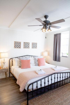 NoKno Flats • The King Bed Suite